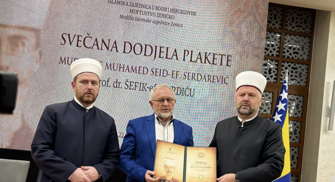 Priznanje “Plaketa Muderris Muhamed Seid-ef. Serdarević” dodijeljeno profesoru Šefiku Kurdiću